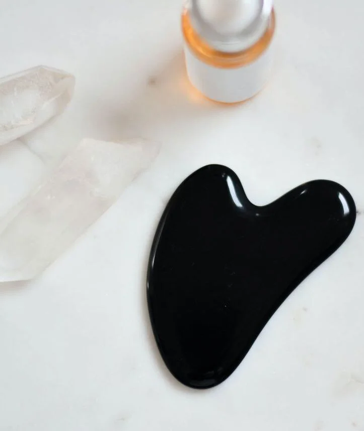 Schmerztherapie mit Gua Sha in der Praxis am Marienplatz, mit Schwerpunkt auf psychischer Gesundheit und naturheilkundlichen Ansätzen