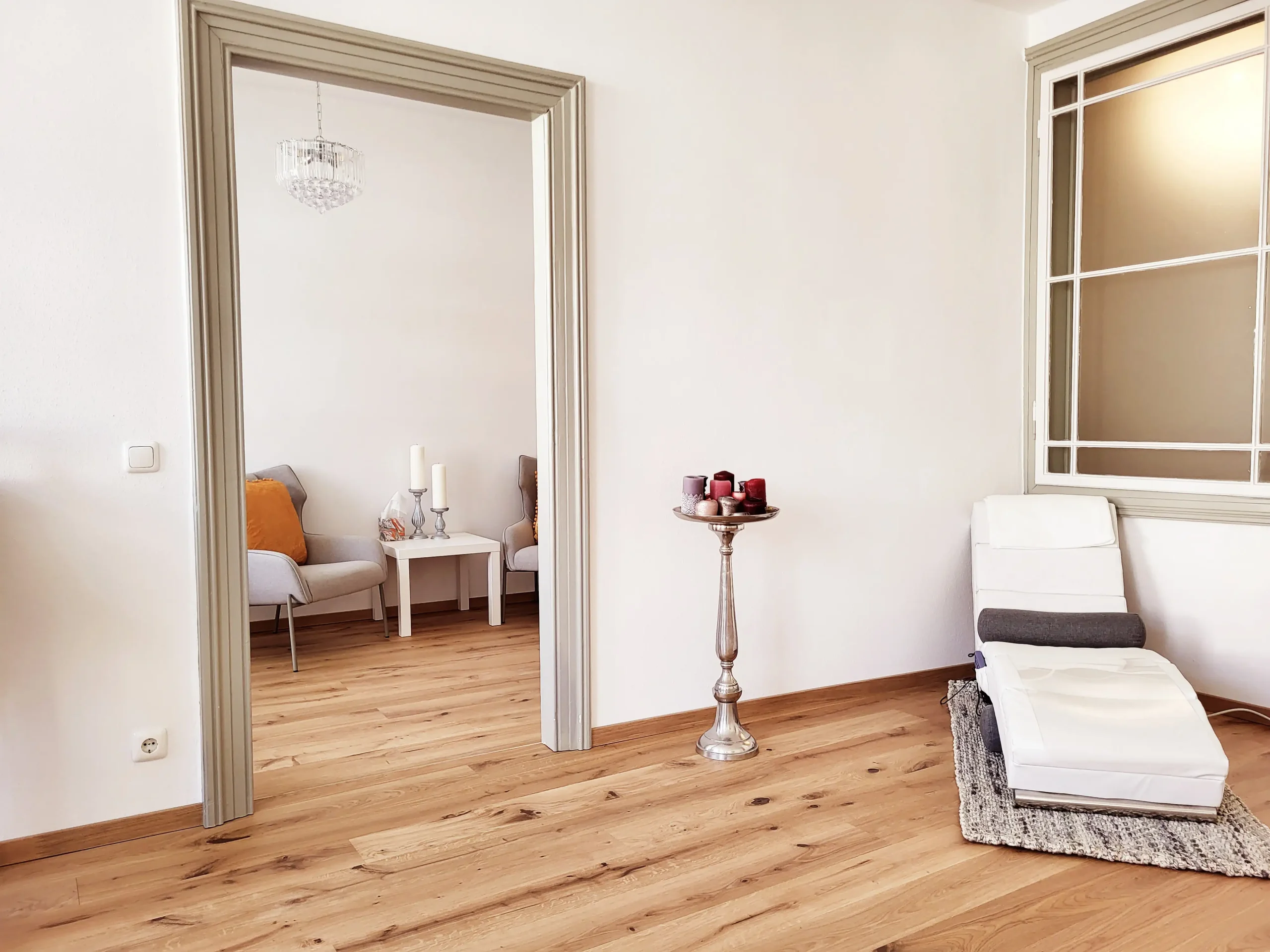 Impressionen der Praxis am Marienplatz in München, spezialisiert auf Psychotherapie und Naturheilpraxis.